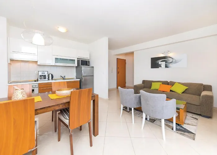 One-bedroom In Okrug Gornji Lägenhet *